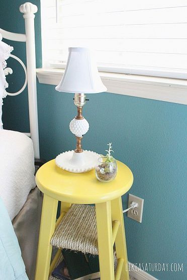 This little table is the perfect place to keep your phone, watch, and a book or two! Diy Drawers, Diy End Tables, Casa Vintage, Room Update, Small Side Table, Table Vintage, Easy Home Decor, Redo Furniture, Upcycled Furniture