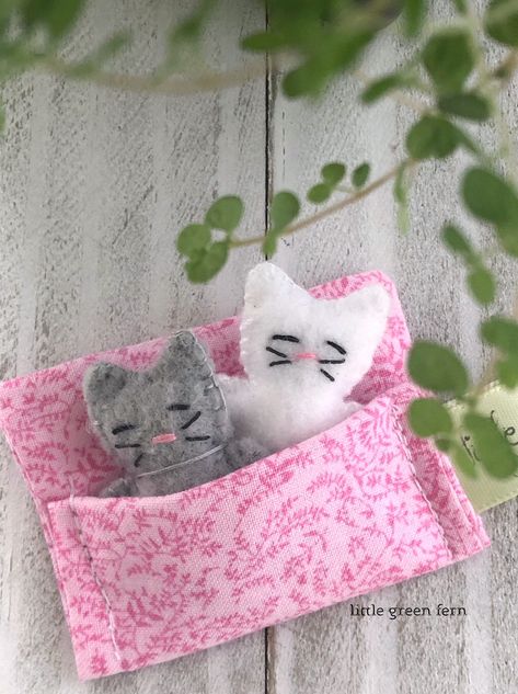 Tiny Felt Animals, Gray Kitten, Cat Felt, 2023 Ideas, Mini Houses, Grey Kitten, Tiny Cats, Cute Sewing Projects, Pocket Pet