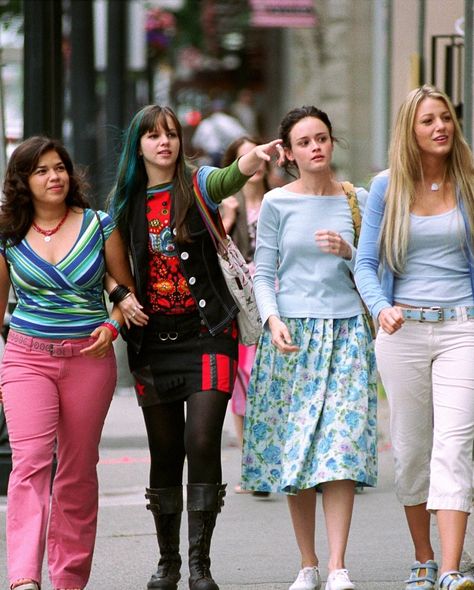 How "The Sisterhood Of The Traveling Pants" cast stayed friends for 10 years Best Chick Flicks, Sisterhood Of The Traveling Pants, Best Teen Movies, The Sisterhood, America Ferrera, Summer Movie, Alexis Bledel, Teen Movies, Chick Flicks