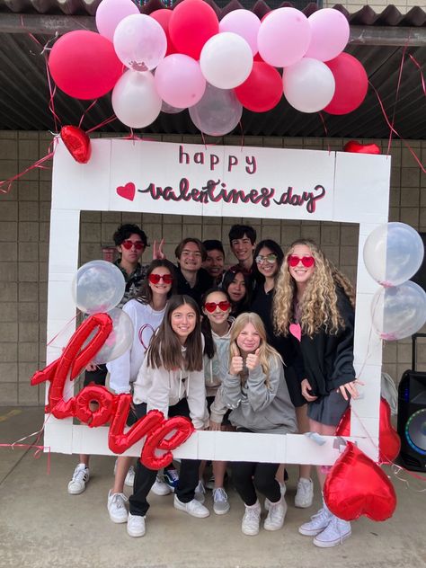 Valentines Booth Ideas School, Valentine's Photo Booth Ideas, Valentine's Photobooth Ideas, Photo Booth Backdrop Valentines Day, Photo Booth For Valentines Day Ideas, Office Decor For Valentines Day, Valentines Day Senior Activities, Runway Decoration Ideas, Diy Valentines Photo Booth