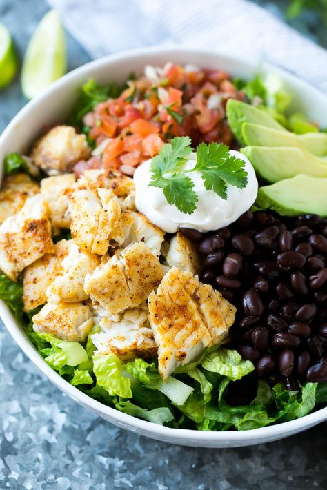 Fish Taco Salad Bowl Recipe – This recipe is super easy to put together and full of flavor. Forget Taco Tuesdays and make this any day of the week. It will quickly become a family favorite. Fish Taco Salad, Salad Taco, Healthy Fish Tacos, Salad Bowl Recipes, Taco Salad Bowls, Easy Fish Tacos, Fish Healthy, Taco Salad Recipes, Resep Salad