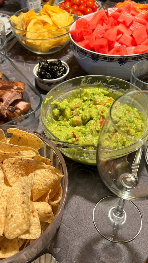 Pictures Of Mexican Food, Mexican Food Nachos, Nachos And Guacamole, Cheesy Nachos Aesthetic, Mexican Food Instagram Story, Mexican Aesthetic Food, Mexican Dinner Aesthetic, Mexican Lifestyle Aesthetic, Taco Night Aesthetic