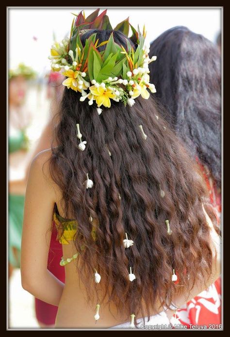 Polynesian Dancer hair flowers heiva kauai Polynesian Hairstyles, Polynesian Hair, Polynesian Outfits, Tahitian Dance Costume, Dancer Hairstyles, Tahitian Costumes, Ori Tahiti, Hawaii Fashion, Hawaiian Hairstyles