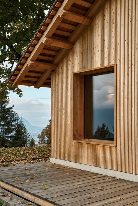 Scandinavian Cabin Exterior, Scandinavian Cabins, Scandinavian Cabin, Swiss Cottage, Wood Facade, Scandinavian Architecture, Cabin Exterior, Wood Architecture, Modern Cabin