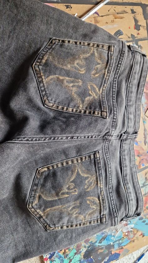 Bleached jeans crosses DIY alternative Bleach On Black Jeans, Painting Jean Pockets, Bleaching Jeans Ideas, Alt Jeans Diy, Jeans With Patches Diy, Custom Jeans Diy Paint, Bleach Pants Design, Jean Bleach Designs, Jeans Bleach Diy Ideas