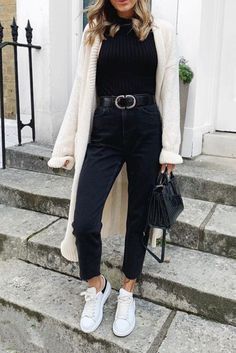 Boots 2020, Mum Fashion, Jeans Mom, Ținută Casual, Elegantes Outfit, Outfit Winter, Jeans Outfit, Mode Inspo, Outfit Inspo Fall