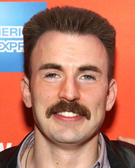 This is what 23 hot guys look like with bad facial hair. Chris Evans Haircut, Chris Evans Tumblr, Chris Evans Beard, Chris Evans Shirtless, Christopher Robert Evans, Chris Evans Funny, Robert Evans, Chris Evans Captain America, Corte De Cabelo Masculino