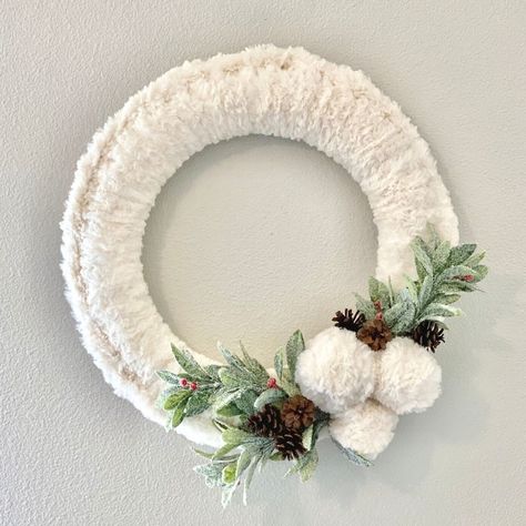 This quick and easy holiday wreath pattern is sure to be a hit with teachers, friends, and customers alike. It works up so fast in Go for Faux Thick & Quick yarn and will create a striking entrance to any home this season. The pattern is free and so is the joy! #crochetpattern #freecrochetpattern #christmascrochet #crochetwreath #wreathpattern Faux Fur Wreath, Fur Wreath, Crochet Wreaths, Crochet Wreath Pattern, Holiday Knitting, Craft Boutique, Crochet Christmas Wreath, Crochet Wreath, Diy Crochet Patterns