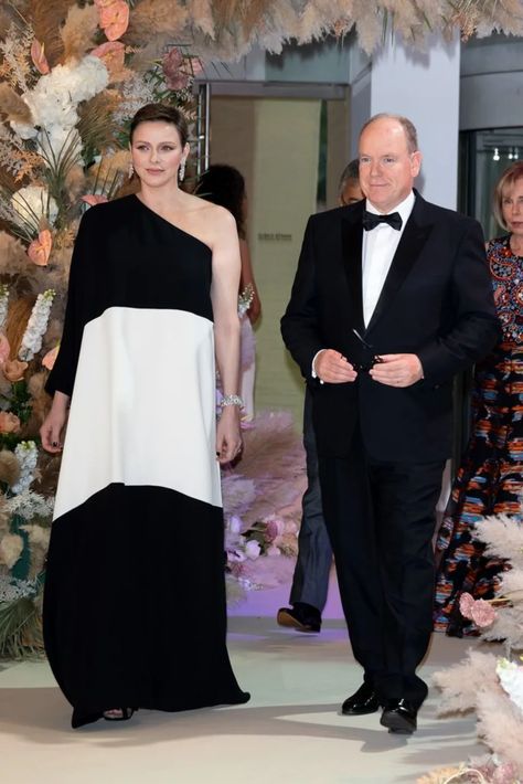 Fürstin Charlene, Charlene Von Monaco, French First Lady, Princess Of Monaco, Prince Albert Of Monaco, Princess Charlene Of Monaco, Black And White Gown, Royal Portraits, Charlene Of Monaco