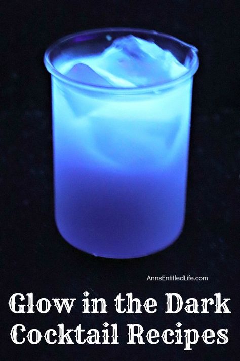 Neon Drinks Glow Party, Glow In The Dark Drinks Alcohol, Glowing Cocktails, Glow In The Dark Party Ideas For Adults, Glow In The Dark Halloween Party, Adult Glow Party, Dark Drinks, Italian Gothic, Spooky Cocktails