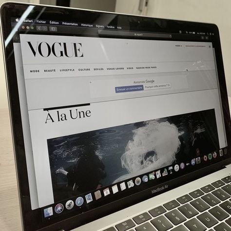 Vogue Magazine Aesthetic, Magazine Aesthetic, Aesthetic Vogue, Shonda Rhimes, Julia Quinn, Paris Mode, Anna Wintour, Vogue Magazine, Macbook Air