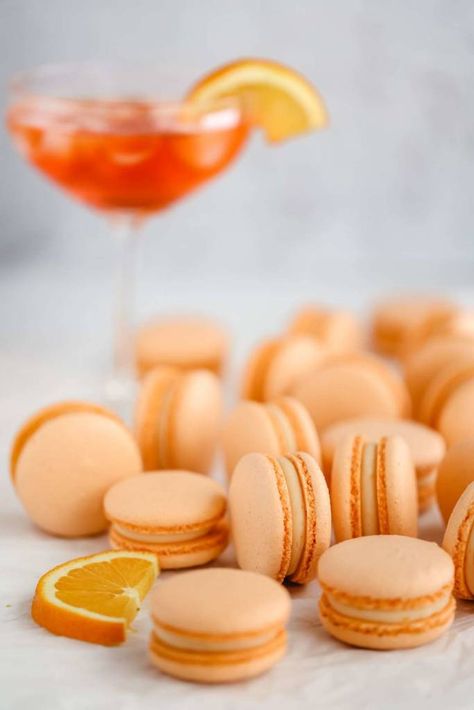 Aperol macarons - Everything Marina Aperol Torte, Spritz Cocktail, Chocolate Macaron, Meringue Recipe, Macaron Flavors, Macaron Cookies, French Macaroons, Ice Cream Floats, Melting White Chocolate