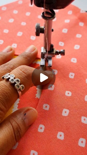 Patchwork, Sewing Lessons Free Pattern, Quilting Tips And Tricks, Hand Sewing Aesthetic, Sowing Tricks, Types Of Stitches Sewing, Sewing Hacks Videos, Serger Sewing Projects, Heart Sewing