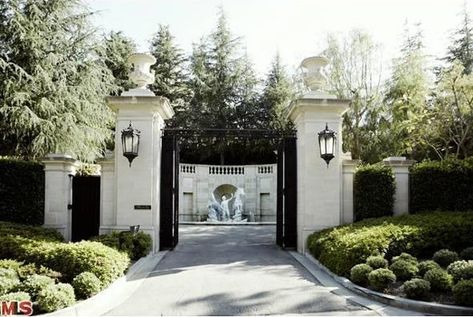 Estate Gates, Idea Bedroom, Driveway Entrance, Entrance Gates Design, Driveway Landscaping, Decor Plants, Front Gates, Aesthetic White, Driveway Gate