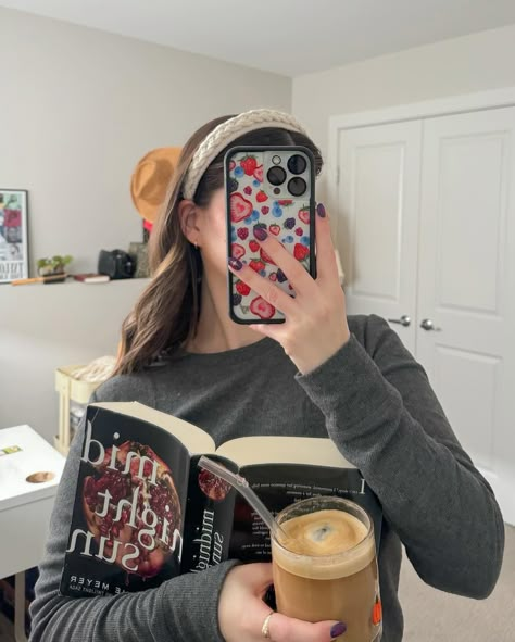 Reading Inspo Aesthetic, Reading In Winter, Booktuber Aesthetic, Reading Motivation Aesthetic, Photo With Books Ideas, Bookstagram Feed Ideas, Reading Book Aesthetic Dark, Photography Poses With Books, Book Aesthetic Photos