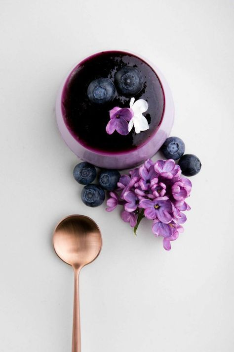 Lilac Syrup, Weight Watcher Desserts, Food Photography Dessert, Purple Food, Dessert Photography, Dessert Plating, Low Carb Dessert, Gourmet Desserts, Food Photography Inspiration