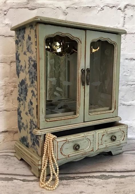 Jewelry Armoire Diy, Shabby Chic Jewellery Box, Painted Jewelry Armoire, Box Makeover, Vintage Armoire, Jewelry Box Makeover, Vintage Jewelry Diy, Shabby Chic Jewelry, Painted Jewelry Boxes