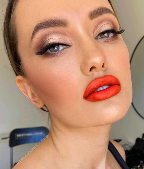 Easy Summer Makeup Looks for Vacation Nights & Beyond Beach Makeup Look, Easy Summer Makeup, Bold Blush, Bold Lip Makeup, Burgundy Makeup, Makeup Masterclass, Vintage Makeup Looks, Makeup Charts, Beach Makeup