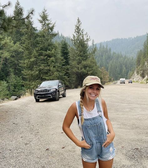 Casual Beach Aesthetic, Granola Girl Shorts Outfit, Cute Mountain Outfits Summer, Pnw Aesthetic Outfits Summer, Humid Day Outfit Summer, Outdoor Vacation Outfits, Coastal Granola Aesthetic Outfits, Summer Hiking Fits, Gronola Girl Outfits Summer