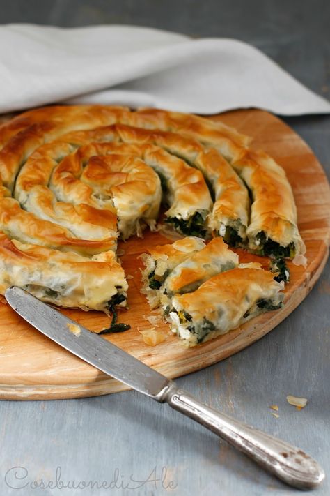 L'ispirazione mi è venuta leggendo un libro di ricette greche. Utilizzo spesso la pasta fillo per le torte salate (se piacciono anche a voi... Spanakopita Recipe, Vegan Feta Cheese, Pasta Fillo, Phyllo Dough, Frozen Spinach, Spinach And Feta, Menu Ideas, Ww Recipes, Iftar