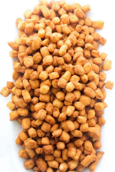 This sweet crunchy African Chin Chin recipe is easy to make and it's SO delicious! It is very easy to customize and is the perfect snack for kids and special occasions. Nigerian Chin Chin Recipe, Chin Chin Recipe, Sims Home, Snack Pictures, Snack For Kids, Nigerian Recipes, African Cooking, Chin Chin, Hot Chocolate Coffee