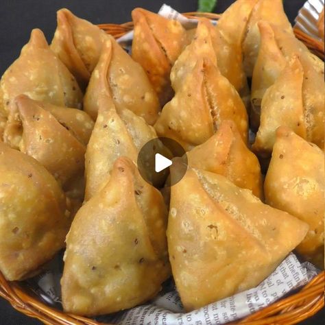 Cook with Parul (ChefParulGupta) on Instagram: "Atta ke Mini  Aloo Samosa | Wheat flour Crispy quick & easy Mini / Nano Samosa 😍  What could be more better than this Hot #samosas . Mini samosa. Kya aapne kabhi mini samosa khaya hai...! 🤤😅 . . • Samosa is a crispy and spicy deep fried snack that has an crisp and flaky outer layer made of Wheat Flour and rich filling of mashed potato,  peas and spices is a popular street food of India.  . So pls do check the recipe on my youtube channel  @cookwithparul  . Ingredients: ================= Wheat Flour - 1.5 cup Sooji/Semolina - 1/2 cup Salt as per taste Ajwain/Carom Seeds - 1 tsp Oil - 1/4 cup  For filling Oil - 2 tbsp Cumin Seeds - 1 tsp Asafoetida - 1/4 tsp Grated Ginger - 1 inch Finely Chopped Green Chilli - 3 Green Peas - 3 tbsp Turmeric Mini Samosa Recipe, Samosa Recipe Videos, Samosa Filling Recipe, Mini Samosa, Chicken Samosa Recipes, Food Of India, Aloo Samosa, Punjabi Samosa, Easy Samosa Recipes