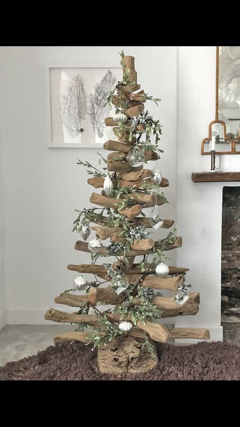 Log Christmas Decorations, Wooden Christmas Trees Rustic, Drift Wood Christmas Tree, Home Made Christmas Tree, Log Crafts, Rustic Christmas Crafts, Twig Christmas Tree, Driftwood Christmas, White Christmas Tree Ideas