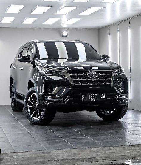 Fortuner Toyota Modified Black, Toyota Fortuner 2016, New Car Photo, Toyota Suv, Suv 4x4, Dream Cars Mercedes, Modern Mobile, Car Mods, Super Luxury Cars