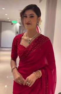 Jewellery On Red Saree, Red Saree For Farewell, Red Saree Look Modern, Jewellery On Saree, Chiffon Saree Blouse Design, Red Saree Look, Red Sarees, Saree Wearing Styles, Simple Saree Designs