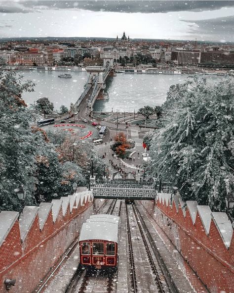 ᴡᴏʀʟᴅ's ʙᴇsᴛ ᴅᴇsᴛɪɴᴀᴛɪᴏɴs on Instagram: “📍Location: #budapest #hungary  Follow: 👉  @discover_europe_ Follow: 👌  @discover_europe_ DM for a feature!  Featured…” Los Angeles, Budapest Winter, Budapest Thermal Baths, Budapest Christmas, Budapest City, Visit Budapest, Hungary Travel, Christmas In Europe, Budapest Travel