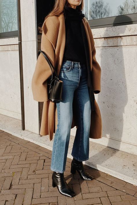 Black Coat With Jeans Outfit, Bottega Veneta Rain Boots Street Style, Severe Winter Outfit, Boots And Denim Outfit, Medium Boots Outfit, Brunette Outfits Winter, Brunette Winter Outfit, How To Style Camel Coat, Winter 2022 Fashion Trends Street Style