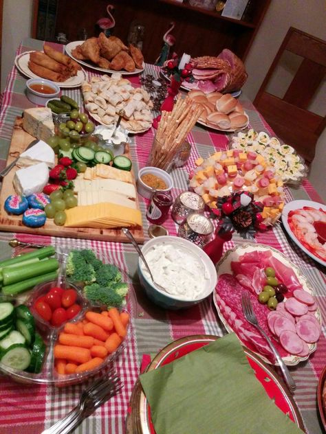 boxing  day buffet English Buffet Food, Boxing Day Dinner Ideas, Boxing Day Buffet Ideas Uk, Boxing Day Food Ideas, Boxing Day Buffet Ideas, Christmas Eve Buffet Ideas, Boxing Day Party, Boxing Day Buffet, Boxing Day Food