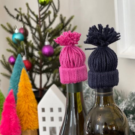 Learn how to make a wine bottle topper hat. Make a no-knit hat that fits on the top of a wine bottle. Or make it into an ornament, garland, or gift topper. Yarn Bottles, Diy Christmas Hats, Toppers Diy, Diy Stockings, Wine Bottle Topper, Knitting Dress, Ornament Garland, Bazaar Ideas, Christmas Wine Bottles