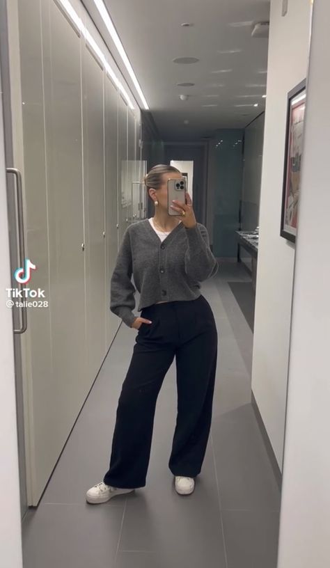 Retail Associate Outfit, Hair Stylist Outfits Work Wear, School Psychologist Outfits, Retail Worker Outfit, Chill Work Outfit, Jury Duty Outfit For Women, Sporty Office Outfit, Psychologist Outfit, Outfit Kantor