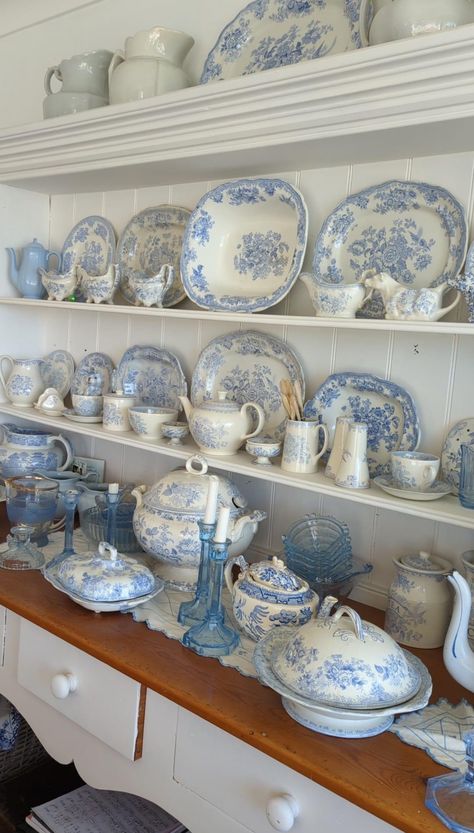 Blue And White Dishes Display, Quaint Kitchen, Moroccan Houses, Blue And White Dinnerware, Blue White Kitchens, Crockery Design, Cottage Dining Rooms, Fine Dinnerware, Shelf Decor Living Room