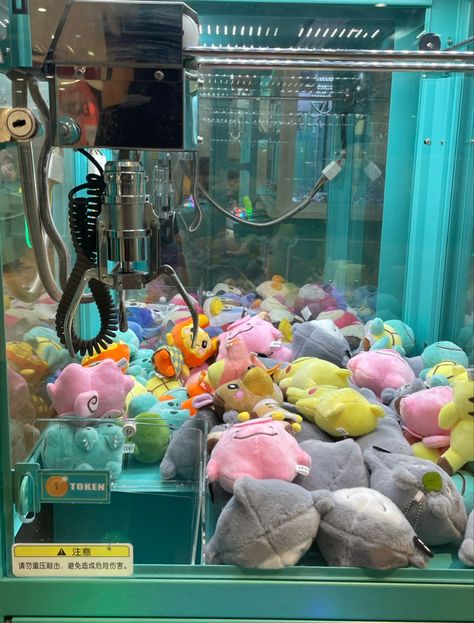 Claw Machine Reference, Plushie Claw Machine, Claw Machine Aesthetic, Cute Claw Machine, Toy Crane Machine, Toy Claw Machine, Claw Game, Toy Crane, Cityscape Drawing