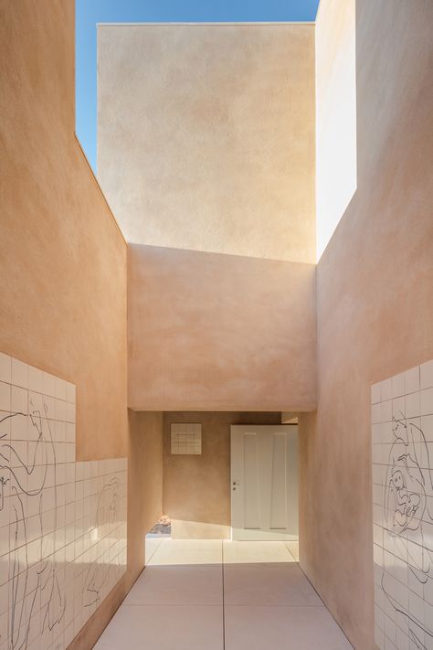 Álvaro Siza builds Capela do Monte chapel for new off-grid retreat in the Algarve Alvaro Siza Architecture, Studio Mumbai, Alvaro Siza, Colored Shadow, Mediterranean Architecture, Design Workshop, Sacred Architecture, Architectural Section, Concrete House