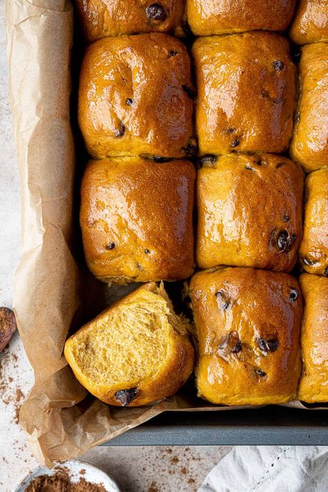 Chocolate chip pumpkin rolls - soft, fluffy sweet vegan pumpkin bread rolls filled with chocolate chips. The perfect Autumnal snack or breakfast! Made using the tangzhong method for super soft bread without needing to add lots of fat. Don't worry, it's really easy! Vegan Chocolate Chip Pumpkin Bread, Autumnal Vegan Recipes, Vegan Autumn Recipes, Pumpkin Bread Rolls, Bread Recipe Ideas, Autumn Bakes, Pumpkin Snacks, Vegan Halloween Recipes, Tangzhong Method