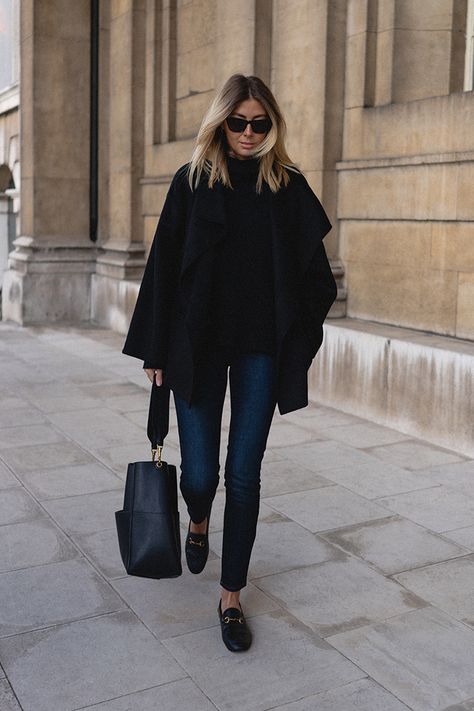 Emma Hill Autumn style. Black Toteme Annecy short coat, dark blue skinny jeans, Gucci Brixton loafers, Celine Sea Sangle bag. Chic Autumn Fall outfit Black Poncho Outfit, Quiet Fashion, Dark Blue Jeans Outfit, Spy Style, Moccasins Outfit, Emma Hill, Poncho Outfit, Chic Style Inspiration, Thanksgiving Outfit Ideas