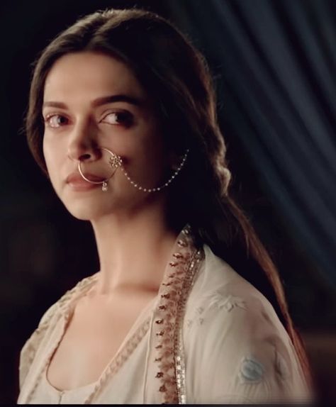 Deepika In Bajirao Mastani, Deepika Padukone Nose Ring, Deepika Aesthetic, Deepika Padukone Traditional, Deepika Padukone Mastani, Deepika Padukone Bajirao Mastani, Deepika Padukone Aesthetic, Padmavati Jewellery, Bajirao Mastani Deepika Padukone