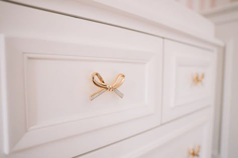 Bow Nursery Decor, Preppy Nursery Girl, Ballerina Nursery Baby Girl, Bow Nursery Theme Girl, Bow Furniture, Pink Bow Nursery, Bow Room Decor, Bows Nursery, Bow Hardware