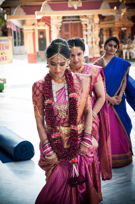 Traditional Southern Indian bride wearing bridal saree, jewellery and hairstyle. #IndianBridalMakeup #IndianFashion Wedding Mala, Indian Wedding Garland, Desi Vibes, Marriage Dress, Engagement Hairstyles, Wedding Garland, South Indian Weddings, Indian Look, Centerpieces Wedding