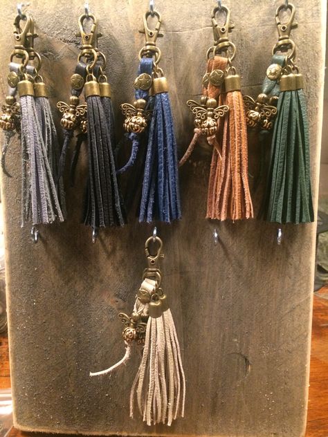 Macramé, Tassen Hanger, Beads And Wire, Arm Band, Hangers, Tassel Necklace, Keychains, Macrame, Tassels