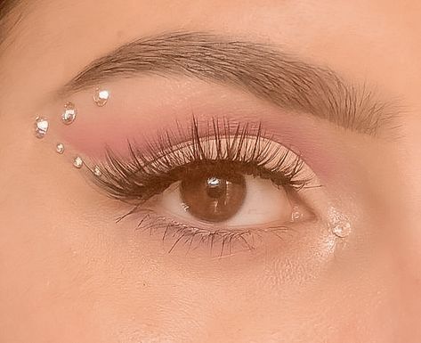 Crystals On Eyes Makeup, Eye Crystal Makeup, Makeup With Crystals, Crystal Makeup, Euphoria Makeup, Rhinestone Makeup, Rave Makeup, Eye Makeup Pictures, Eye Makeup Designs