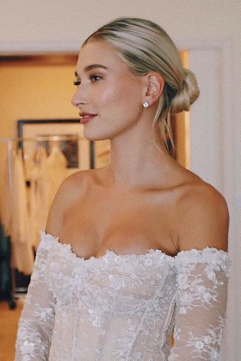 Bieber Wedding, Hailey Bieber Wedding, Kadeřnické Trendy, Braut Make-up, Wedding Makeup Looks, Wedding Hair Inspiration, Glam Wedding, Wedding Goals, Bridal Hair And Makeup