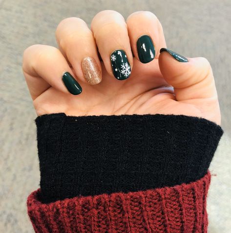 Green Nails Gold, Gel Nails Christmas, Gold Holiday Nails, Nails Snowflakes, Nail Christmas, Nails Holiday, Dark Green Nails, Nails Gold, Christmas Gel Nails