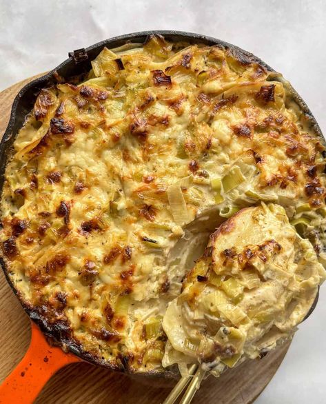 Potato and Leek Gratin Onion Gratin, Leek Gratin, Fennel Gratin, Cheesy Leeks, Leek And Potato, Greek Potatoes, Creamed Leeks, Cheesy Potato, Grilled Eggplant