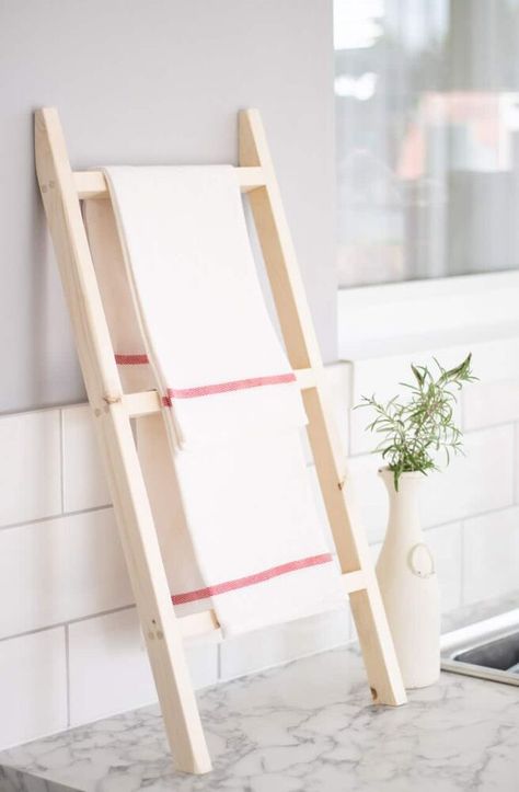 Here I show you how to make an easy DIY tea towel ladder that sits on a kitchen countertop. This is a great affordable solution if you are renting and/or don’t want to screw a holder on the wall or kitchen end panel. You can move it anywhere, leaving no trace behind.    After installing my own utility kitchen, it lacked a few things, such as a home for tea towels.  And because I’m constantly moving things around, I thought this countertop tea towel ladder was the perfec… Rustic Ladder Decor, Tea Towel Ladder, Diy Countertop, Diy Kitchen Accessories, Tea Towels Diy, Diy Tea, Diy Ladder, Wooden Trellis, Towel Ladder