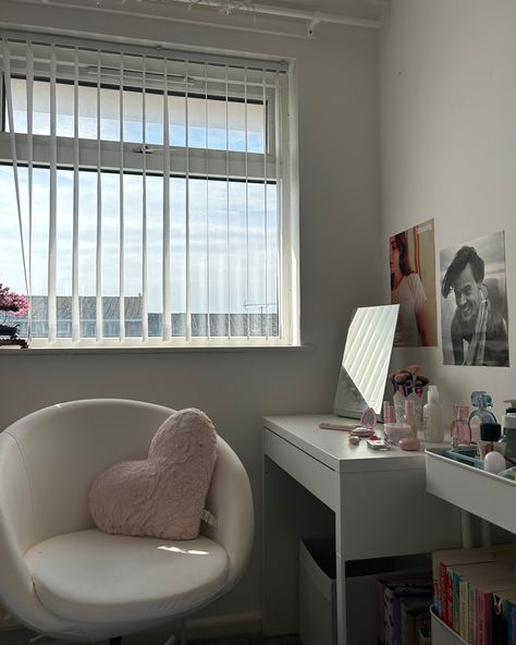 Small Desk As Vanity, Cute Aesthetic Rooms, Pinterest Room Decor, Room Deco, Redecorate Bedroom, Aesthetic Rooms, Pretty Room, Dreamy Room, Dream Room Inspiration