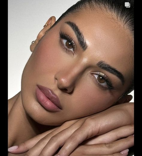 Beauty Mark Makeup Look, Cindy Kimberly Eyebrows, Cindy Kimberly Eye Makeup, Cindy Kimberly Glam Makeup, Cindy Kimberly Madison Beer Face Morph, Bombshell Makeup, Beauty Marks, Natural Glam Makeup, Glasses Makeup